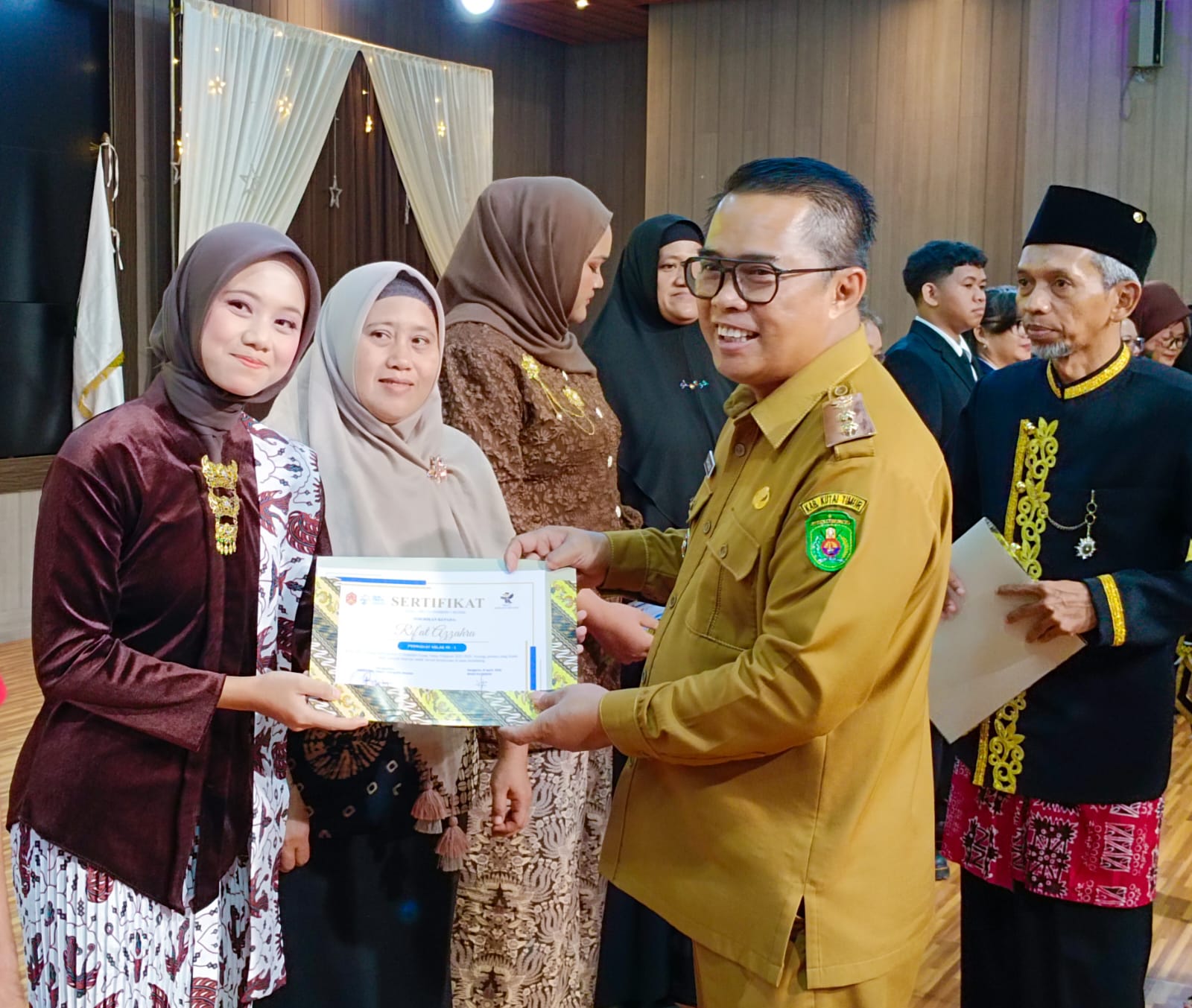 SMA 1 Sangsel Lepas 172 Siswa, Wabup Mahyunadi: Masa Depan Kutim di Tangan Kalian