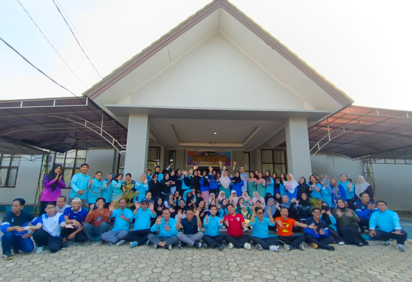 Semangat Pagi di Bukit Pelangi, Diskominfo Staper dan DWP Kutim Gelar Senam Bersama