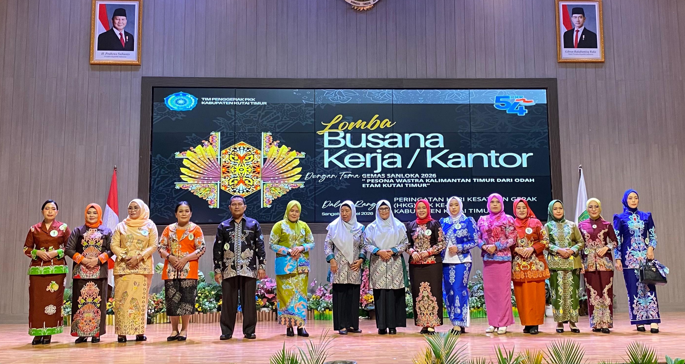Pesona Wastra Kaltim Warnai Lomba Busana Kerja HKG PKK ke-54 di Kutim