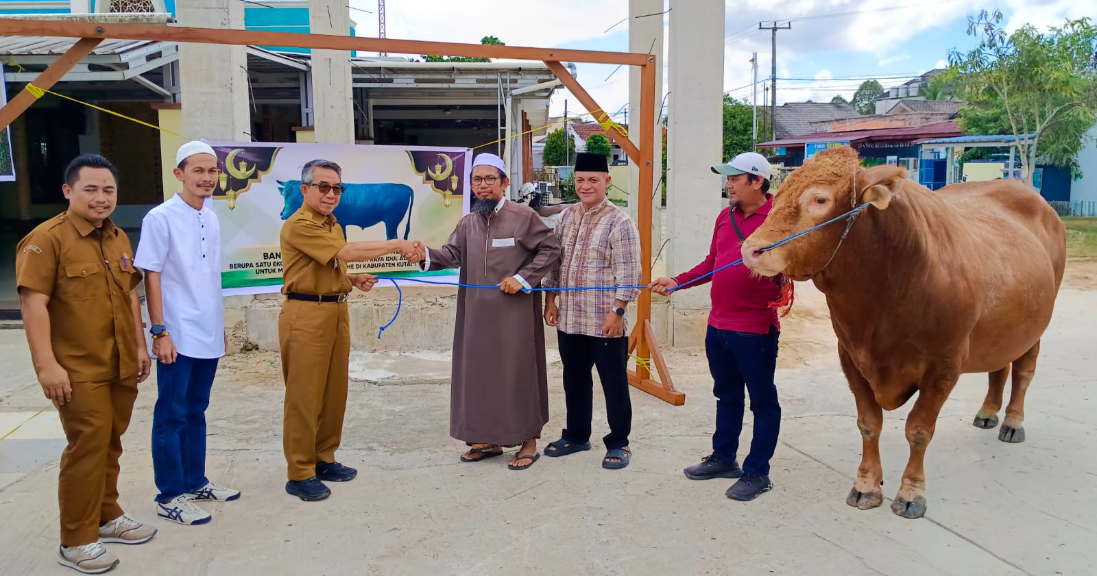 Bupati Ardiansyah Serahkan Sapi Kurban Presiden untuk Warga Kutai Timur