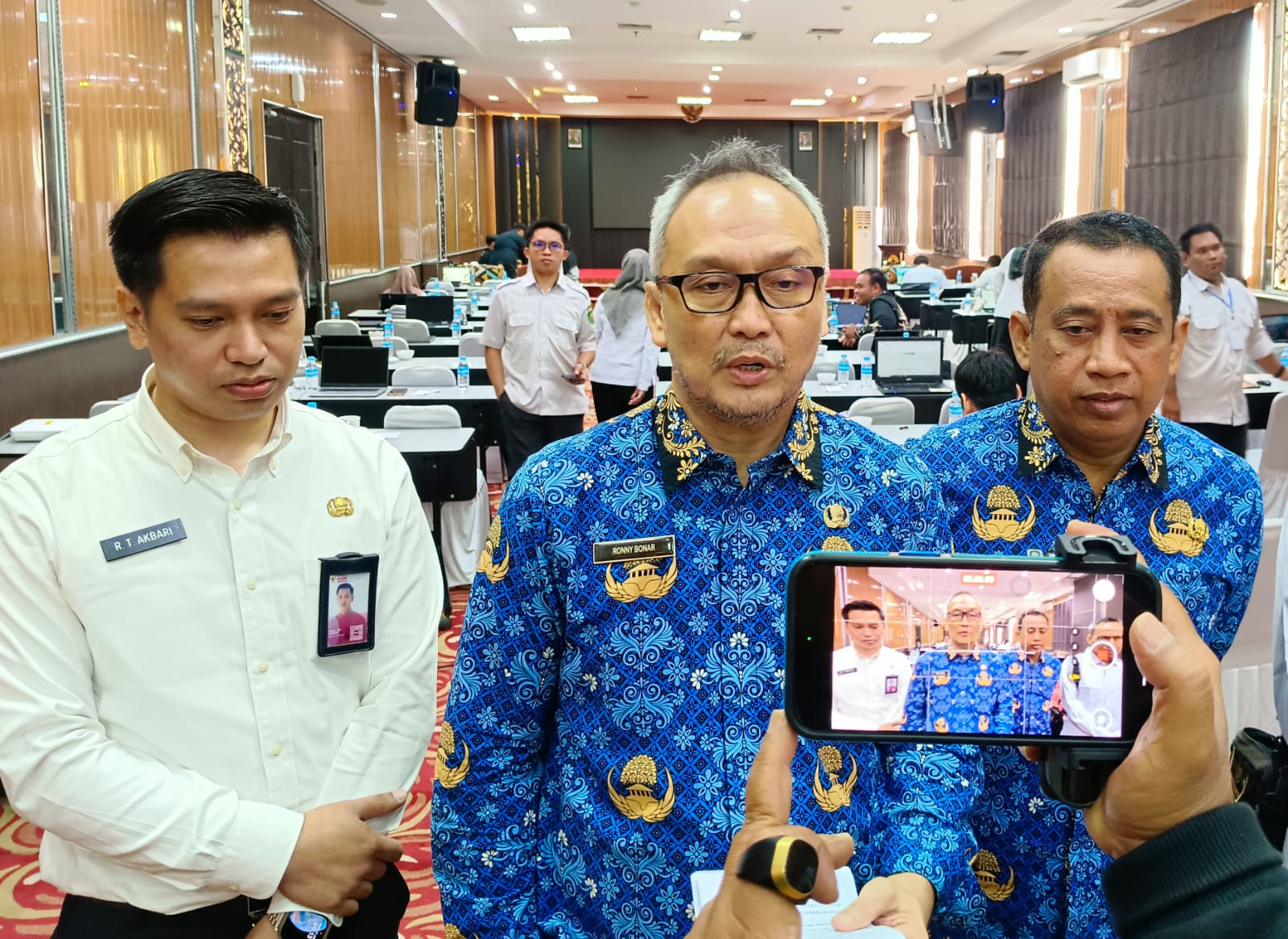 Kepala Diskominfo Staper Kutim Ronny Bonnar (tengah) saat memberikan keterangan kepada awak media
