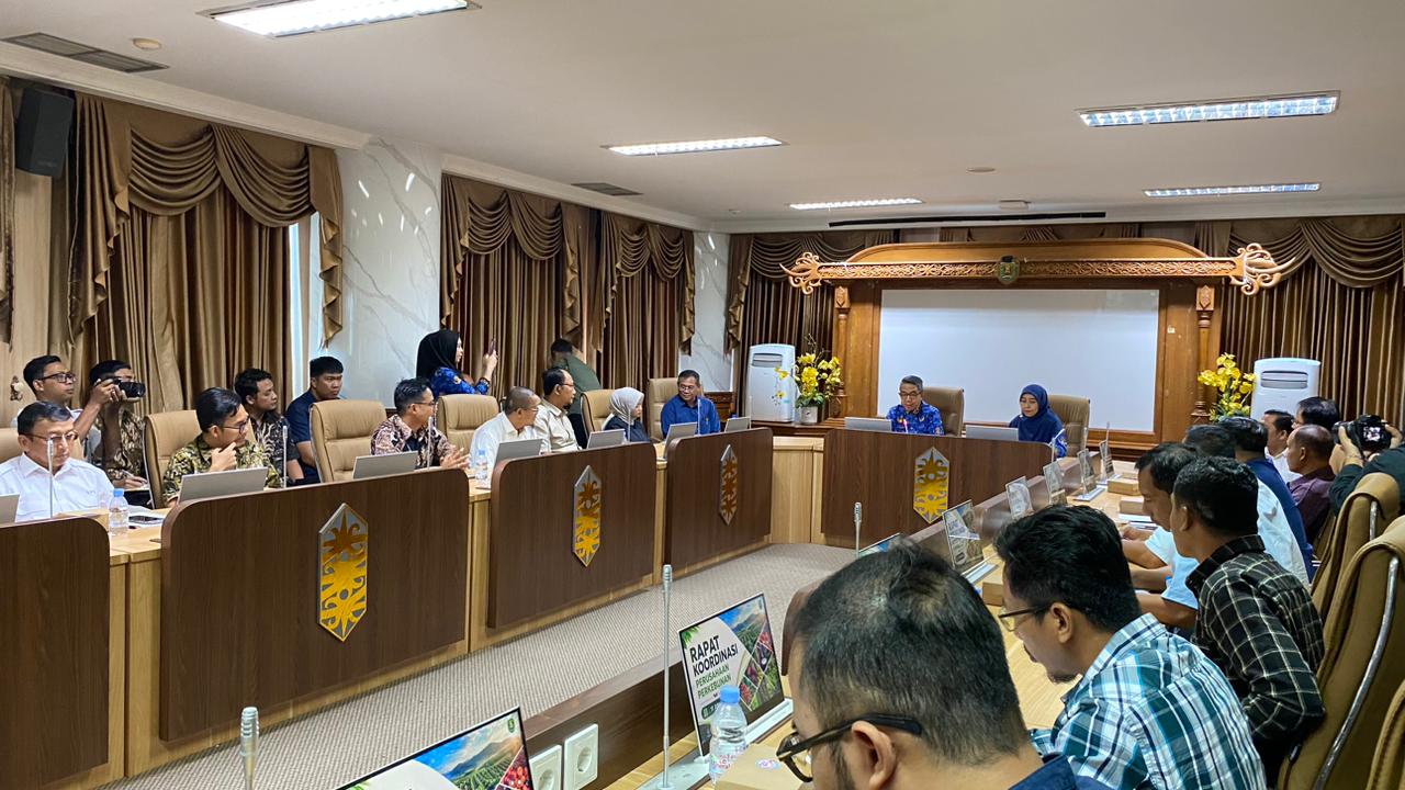 Bupati Ardiansyah Sulaiman (baju korpri tengah) saat memberikan arahan dalam rapat bersama perusahaan di ruang Arau Kantor Sekeretariat Kabupaten