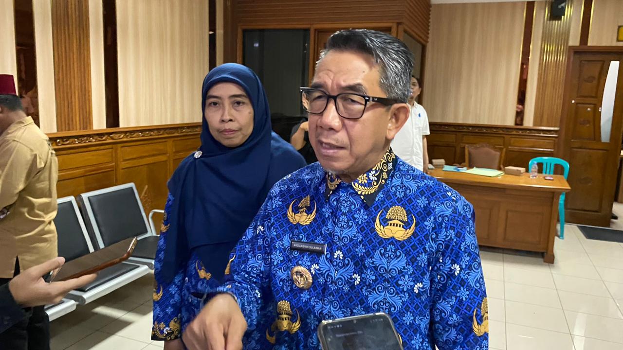Bupati Ardiansyah Sulaiman saat memberikan keterangan kepada awak media
