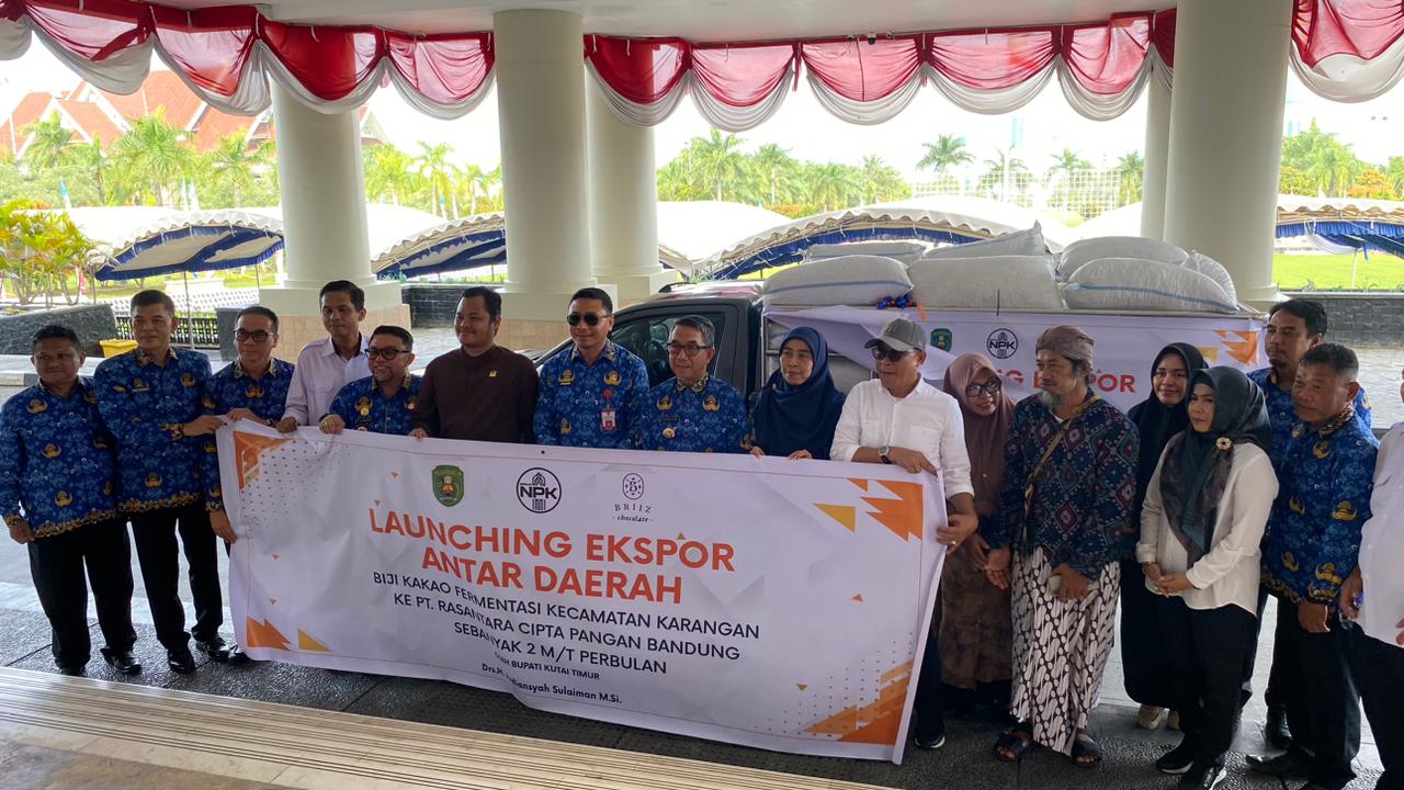 Bupati Ardiansyah Sulaiman (tengah) foto bersama sebelum melepas kendaraan yang mengakut Kakao Fermentasi asal Kecamatan Karangan