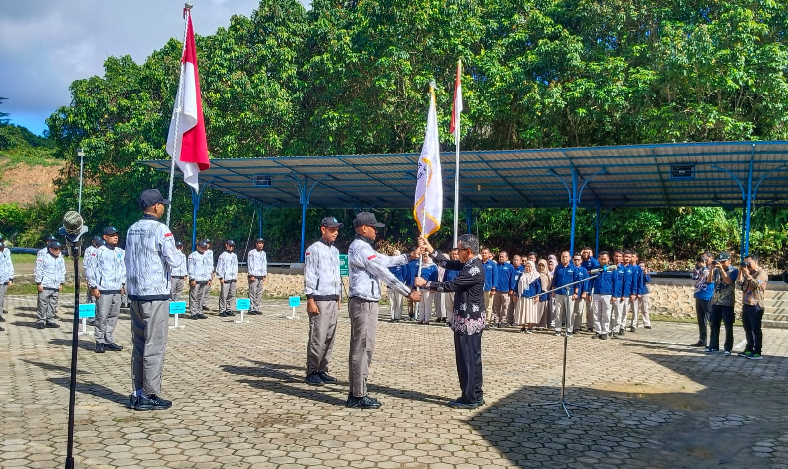 Momen Bupati Ardiansyah Sulaiman saat memberikan bendera kontingen kepada perwakilan atlet