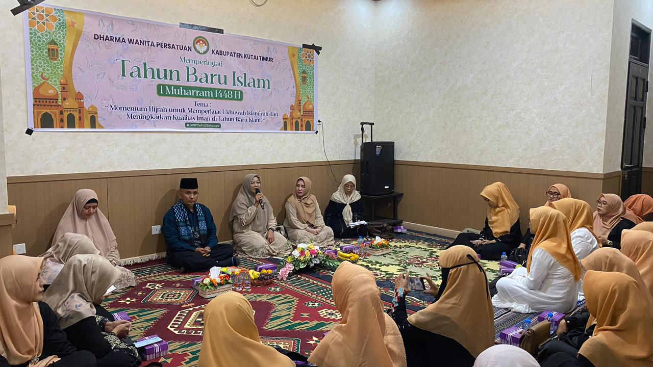 momen suasana pebuh khidmat saat jajaran DWP Kabupaten Kutim menggelar peringatan 1 Hijriyah 1448
