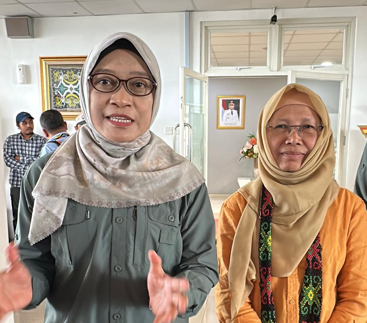 Sekretaris Daerah Kaltim Sri Wahyuni (kiri) di dampingi Ketua Tim Verifikasi Prof. Mega Fatimah Rosana saat memberikan keterangan kepada awak media