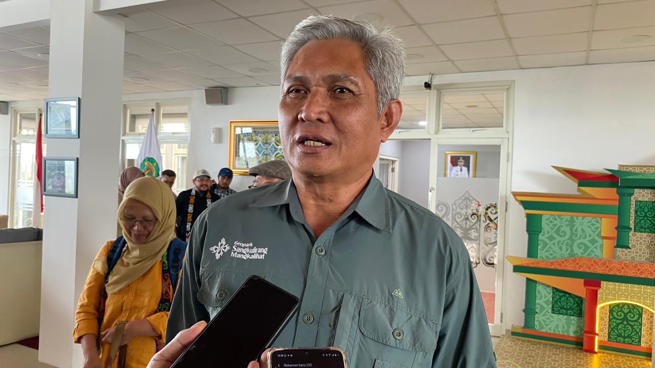 Sekretaris Kabupaten Kutim Rizali Hadi saat memberikan keterangan kepada awak media