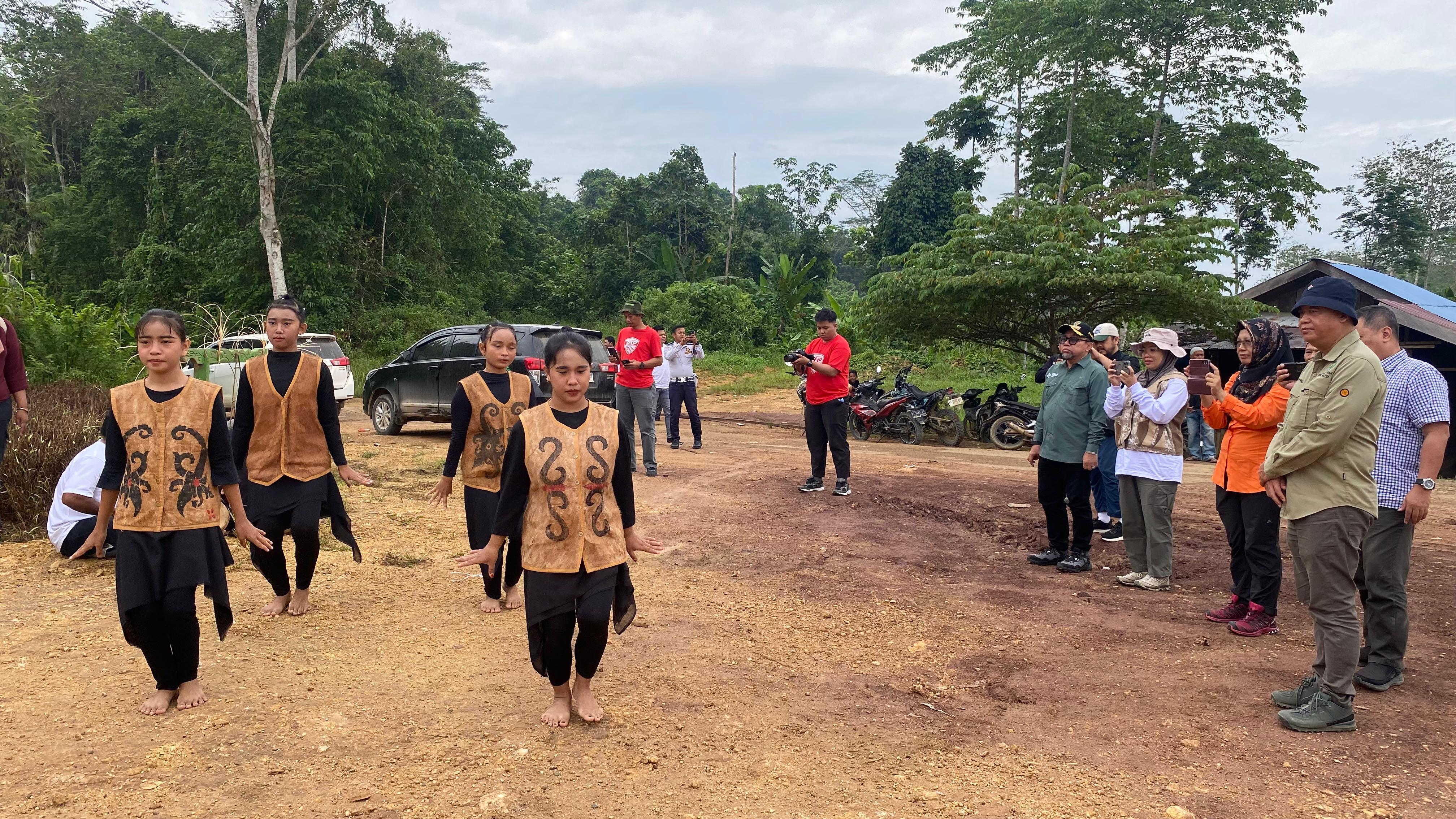 Tarian Tapan Dayak Basap, Simbol Kehormatan dan Kebersamaan dalam Penyambutan Tim Geopark