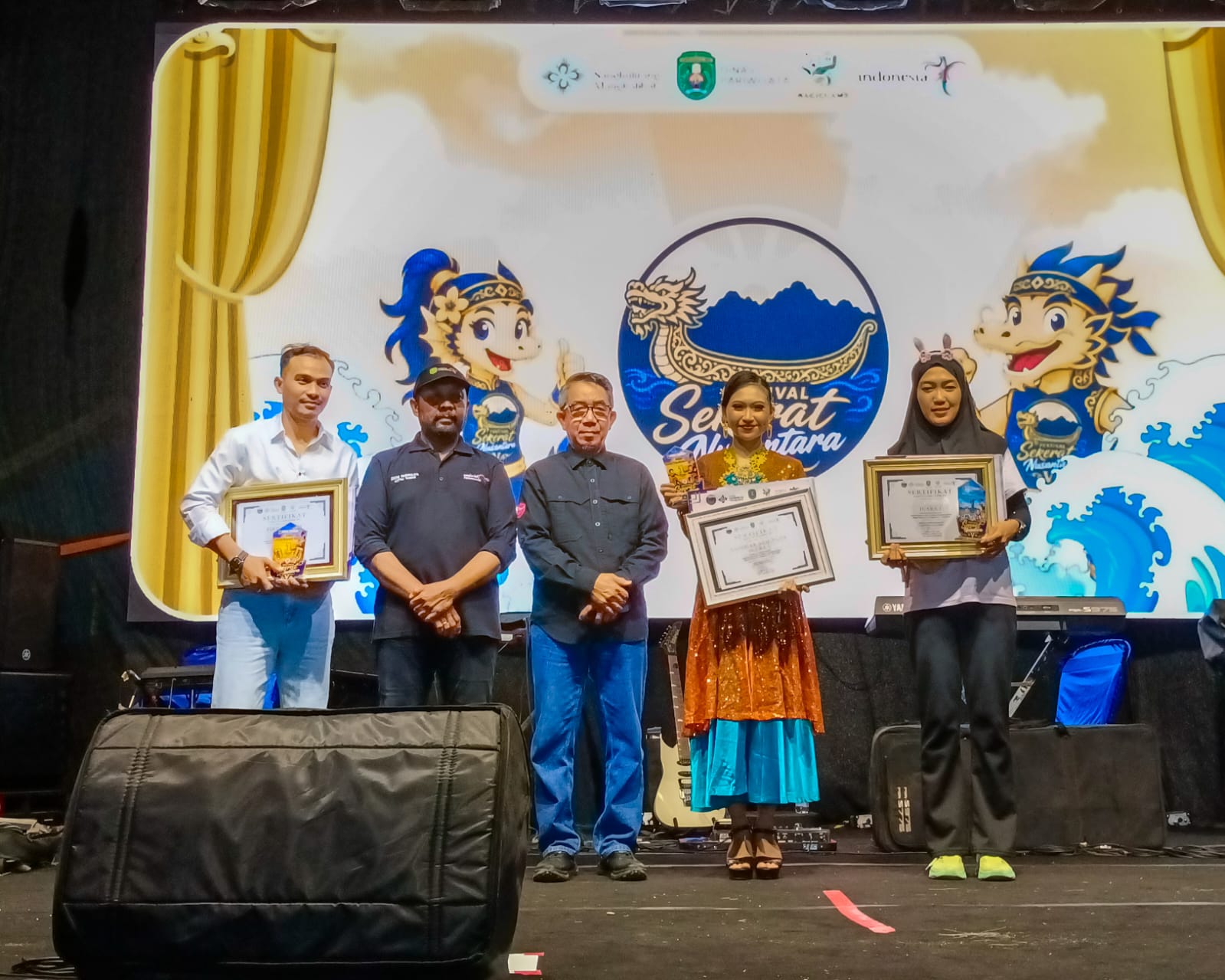 Bupati Ardiansyah Sulaiman foto bersama para pemenang lomba