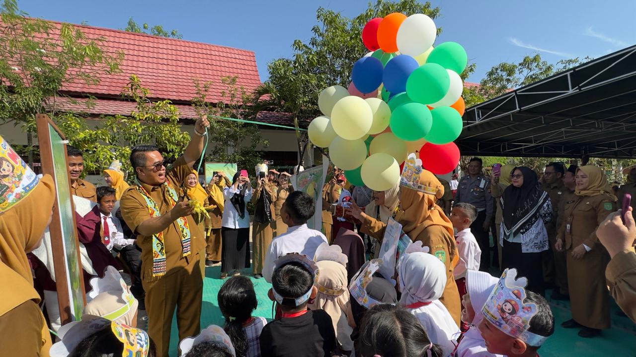 Wabup Mahyunadi saat melepas balon bersama anak-anak SD N 006 