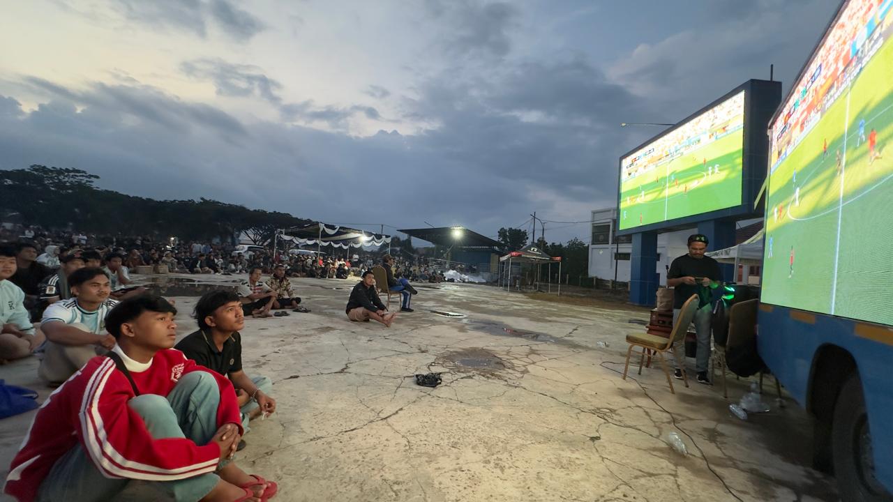 Wabup Mahyunadi Nobar Bersama Warga, Final Piala Dunia Satukan Warga Kutim