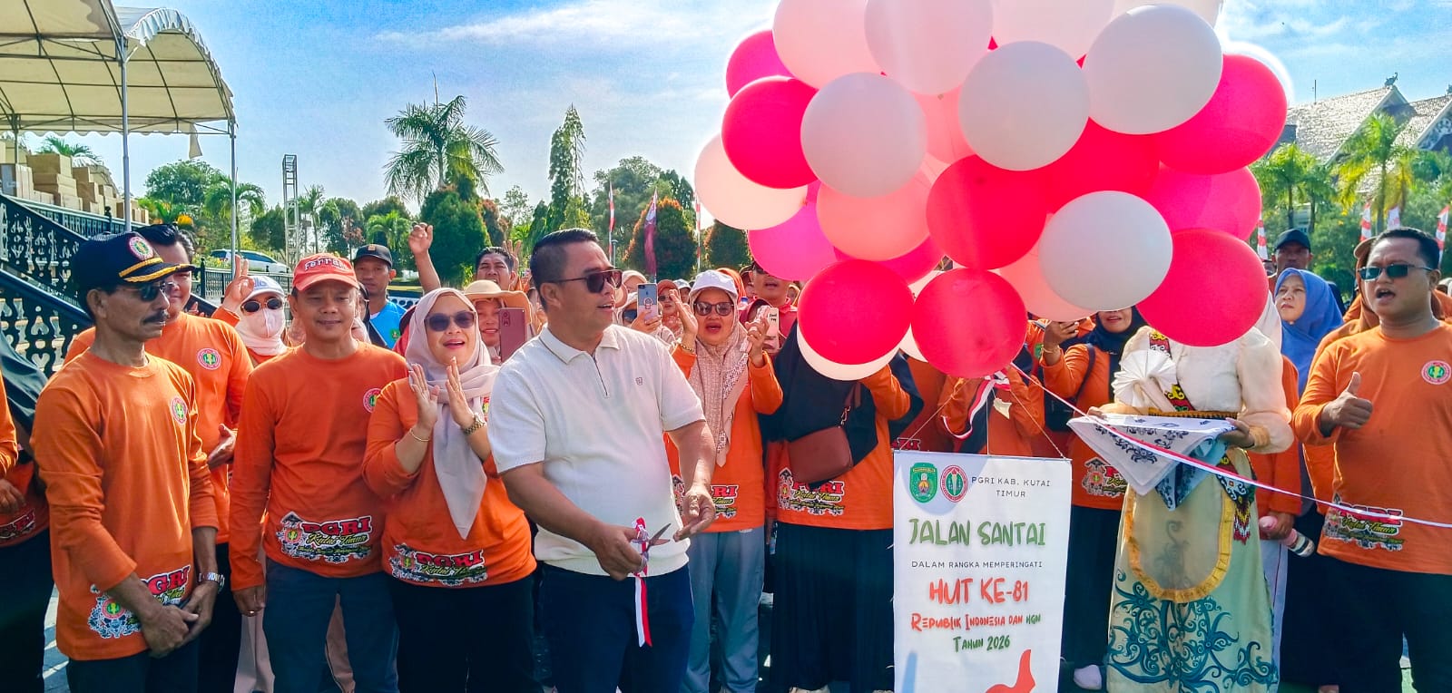 Jalan Santai PGRI Kutim Meriahkan HUT RI ke-81, Dorong Guru Sehat dan Inspiratif
