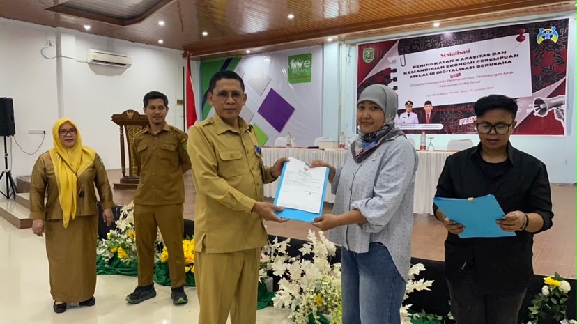Kepala DPPPA Idham Cholid saat memberikan NIB kepada perwakilan peserta 