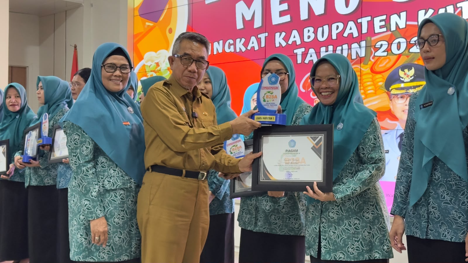 Bupati Ardiansyah Sulaiman didampingi Ketua PKK KAbupaten menyerahkan piala dan piagan penghargaan kepada salah satu pemenang