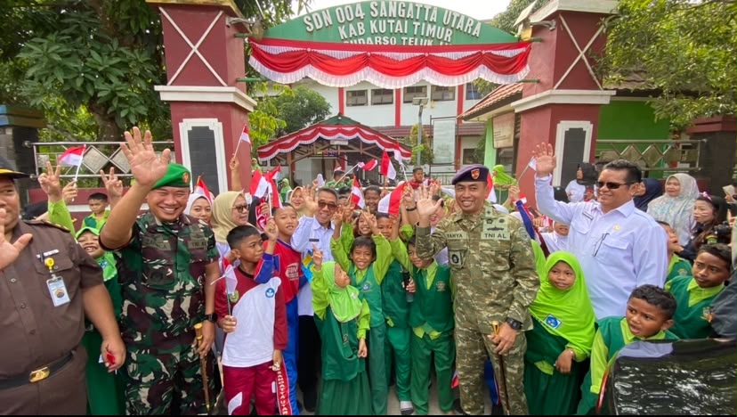 Bupati Ardiansyah Bagikan 1.000 Bendera, Warga Kutim Diajak Meriahkan HUT ke-81 RI
