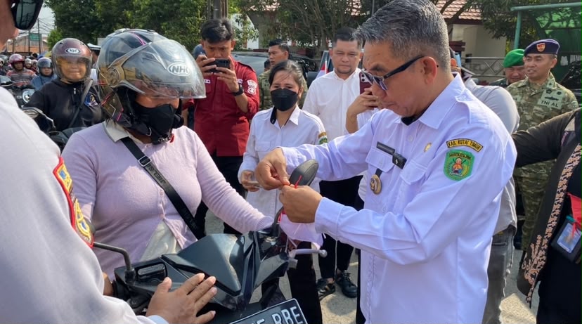 Kutim Semarakkan HUT ke-81 RI, 1.000 Bendera Merah Putih Dibagikan ke Masyarakat