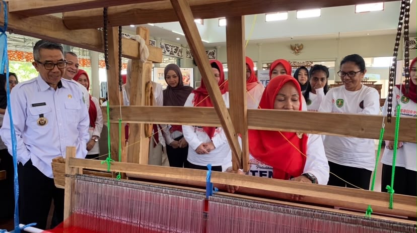 Maimunah Bawa Semangat Baru Pengembangan Tenun ATBM di Kongbeng