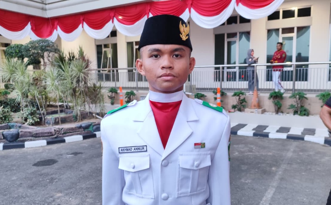 Disaksikan Orang Tua, Akhmad Annur Tuntaskan Tugas Pengerek Bendera Paskibraka Kutim