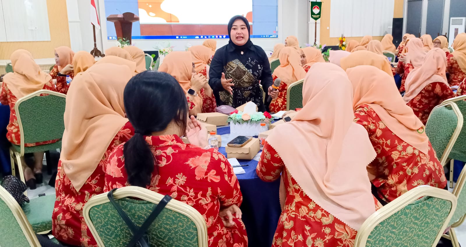 Lewat Public Speaking, DWP Kutim Dorong Anggota Tampil Elegan dan Percaya Diri