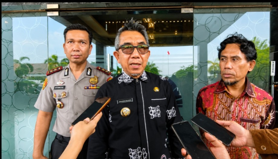 Disampingi Kapolres dan Ketua DPRD Kutim, Bupati Ardiansyah Sulaiman memberikan keterangan kepada awak media