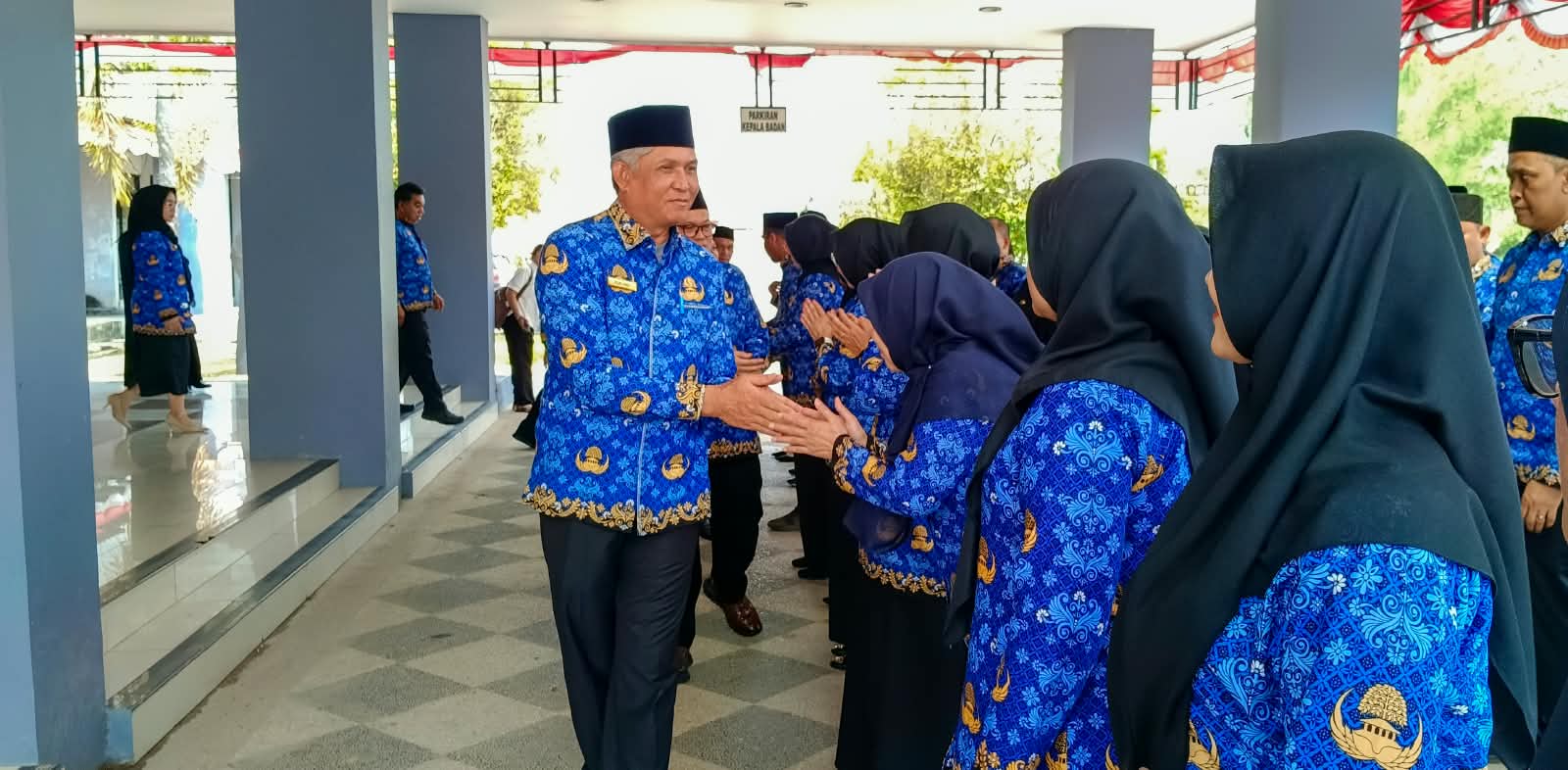 Sekda Rizali HAdi saat memberikan ucapan selamat kepada para Pegawai yang baru saja di lantik