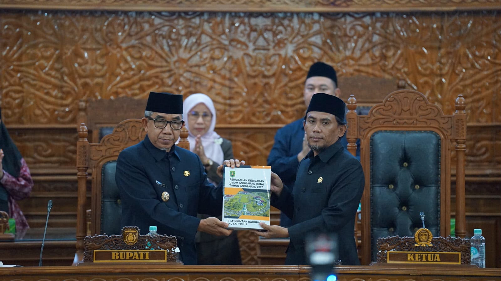 Bupati Ardiansyah Sulaiman saat memberikan dokumen KUA dan PPAS Perubahan  tahun 2026 dalam Rapat Paripurna (Maulana/IKP Kehumasan) 