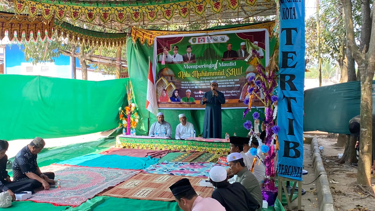 Wabup Mahyunadi saat memberikan sambutan peringatan Maulid Nabi SAW yang digelar Majelis Ta’lim Albarazanji Bugis Nusantara, IKMP, serta Majelis Ta’lim Pra Lansia Posyandu Pasar Induk Sangatta Utara (Maulana/IKP Kehumasan)