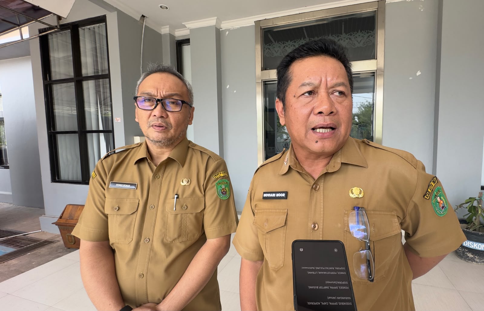 Asisten Perekonomian dan Pembangunan Noviari Noor bersama Kadiskominfo Staper Kutim Ronny Bonar H Sibuarian (Tejho/IKP Kehumasan)