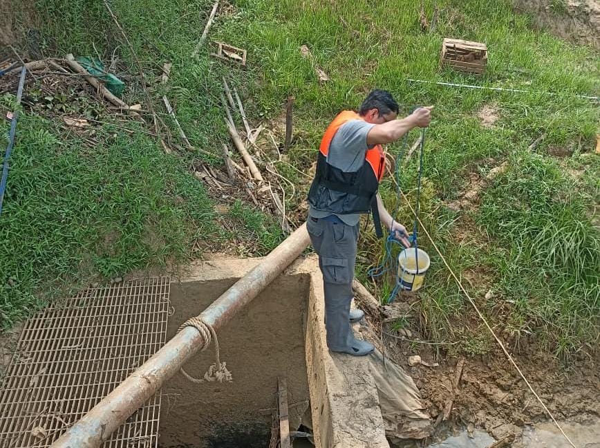 Jaga Kualitas Air Pelanggan, Perumdam Kutim Rutin Pantau Sungai Sangatta
