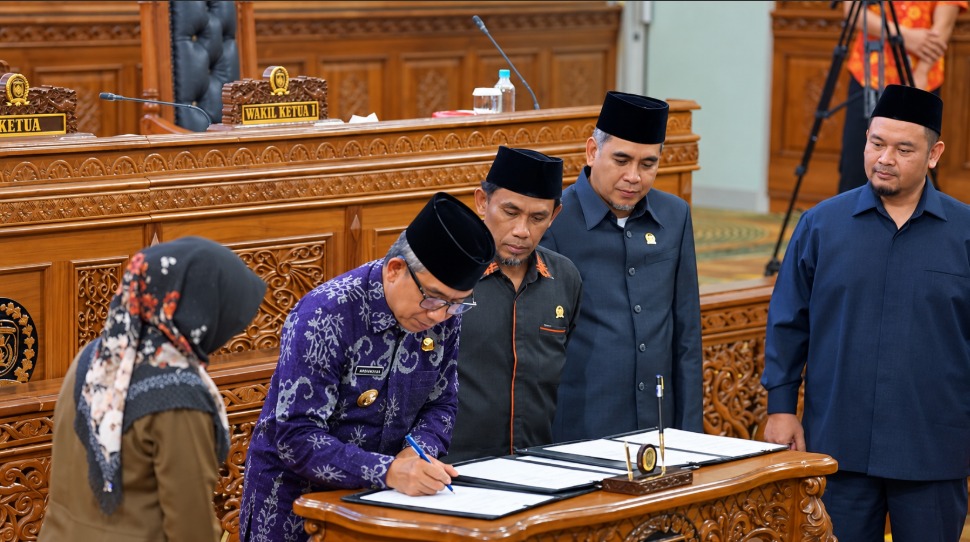 Bupati Ardiansyah Sulaiman bersama unsur Pimpinan DPRD  Kutim saat proses penandatangan KUA PPAS TA Perubahan 2026 (Maulana/IKP Kehumasan)