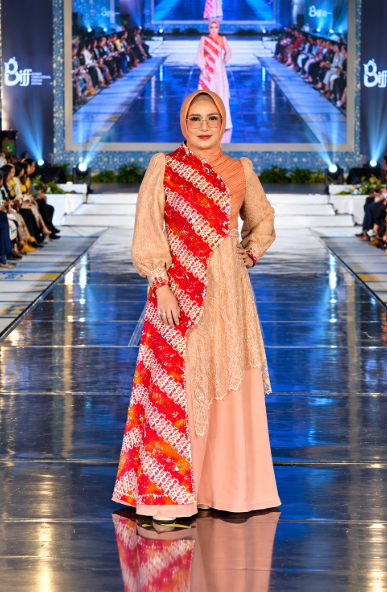 Masriati Mahyunadi Tampil Percaya Diri di BIFF, Kenakan Busana Batik Wakaroros