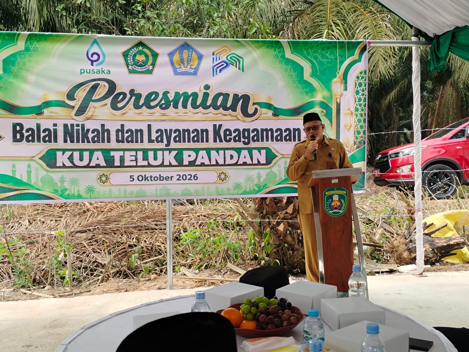 Kepala Bagian Kesra Setkab Kutim, Norhadi saat memberikan sambutan mewakili Bupati Ardiansyah Sulaiman peresmian Gedung KUA teluk Pandan (Istimewa)