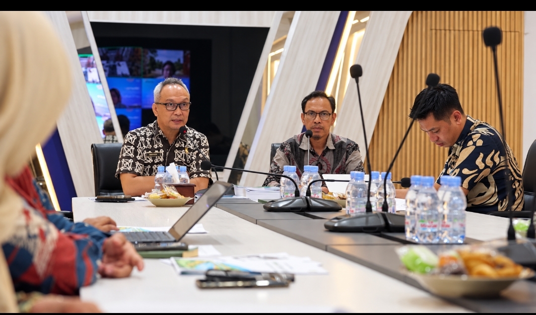 Kepala Diskominfo Staper Kutim Ronny Bonar saat memimpin Rapat (Maulana/IKP Kehumasan) 