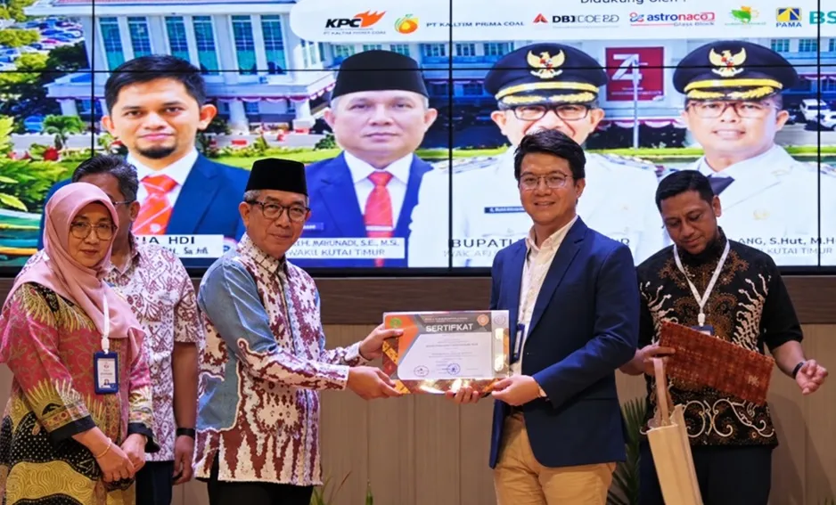 Buati Ardiansyah Sulaiman di dampingi Kadinkes dr Yuwana Sri K saat memberikan cinderamata kepada salah satu Narasumber (Fikri/IKP Kehumasan)