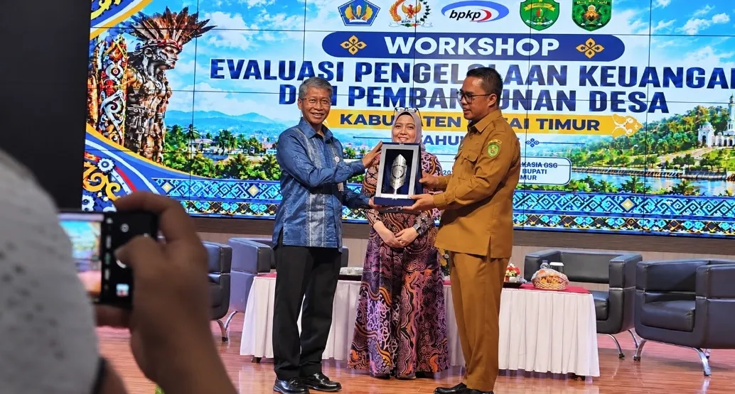 Momen Wabup Mahyunadi saat menerima Cinderamata dari Perwakilan BPKP Kaltim (Tejho/IKP Kehumasan)