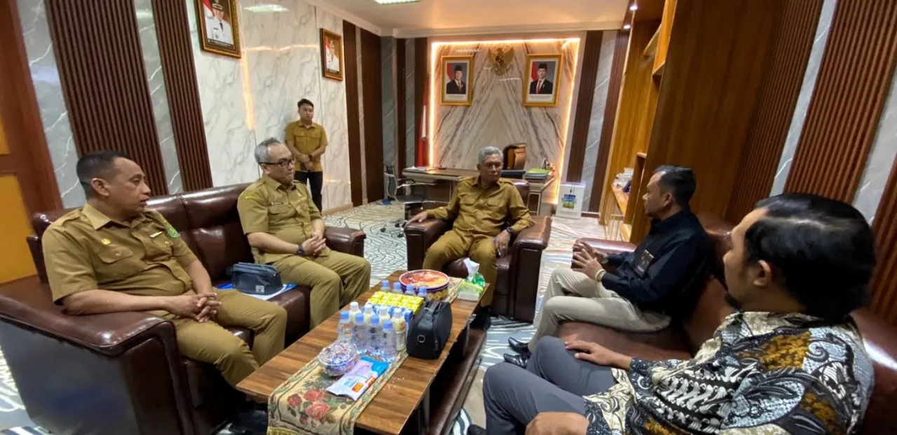 Seskab Rizali Hadi saat menerima kunjungan kerja Komisi Informasi Kaltim (Maulana/IKP Kehumasan)