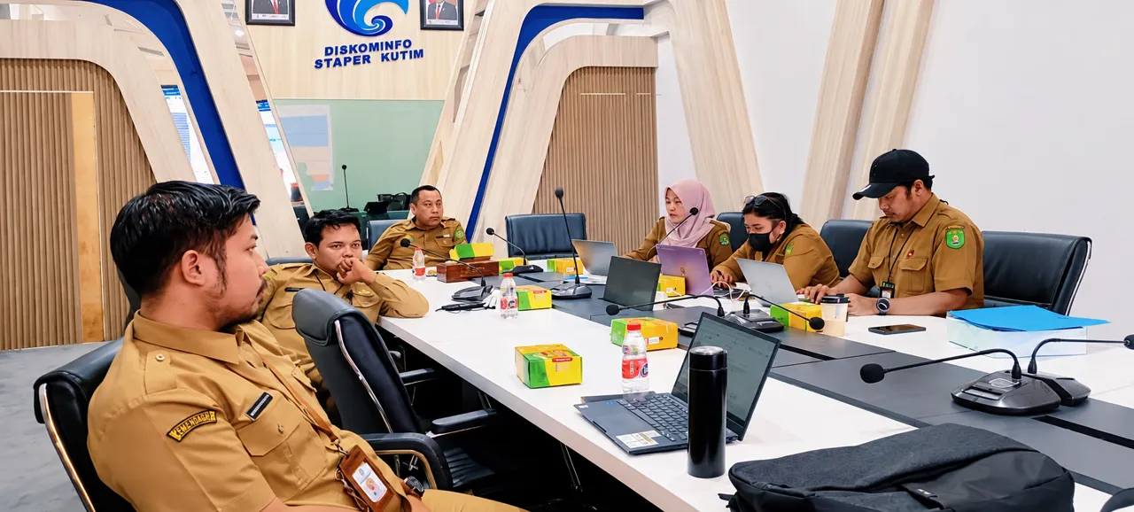 Suasana Rapat rapat pleno finalisasi verifikasi data dukung penilaian Monitoring dan Evaluasi (Monev) SP4N-LAPOR! Tahun 2026 (Irhan/IKP Kehumasan)