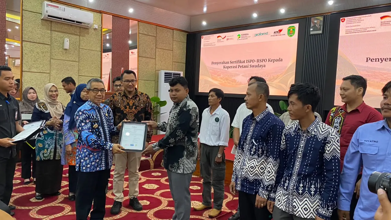 Bupati Ardiansyah Sulaiman menyerahan sertifikat Indonesian Sustainable Palm Oil (ISPO) dan Roundtable on Sustainable Palm Oil (RSPO) (Maulana/IKP Kehumasan)